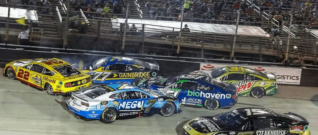 oi-protathlites-tou-kypelou- NASCAR- Logano- kai-Harvick- apokleistikan-engine-power
