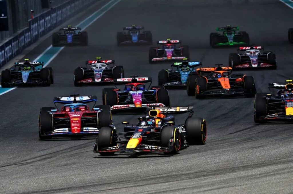 tha-synechistei-i-dysforia-tou-lewis-hamilton-me-ti-ferrari-pente-vasika-erotimata-enopsei-tou-gp-tou-maiami-stin-f1