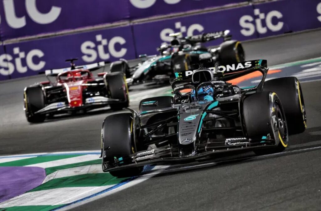 tha-synechistei-i-dysforia-tou-lewis-hamilton-me-ti-ferrari-pente-vasika-erotimata-enopsei-tou-gp-tou-maiami-stin-f1