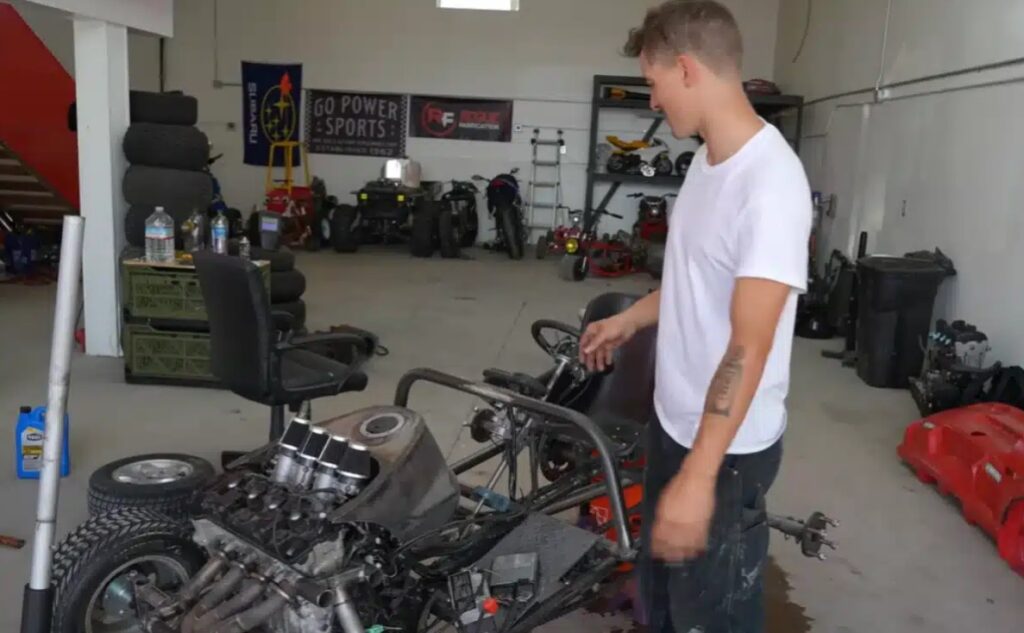 andras-apo-to-aintacho-eftiaxe-ena-kart-me-krevati-corvette-130-ippon-kai-to-evgale-stous-dromousjpg-jpg3