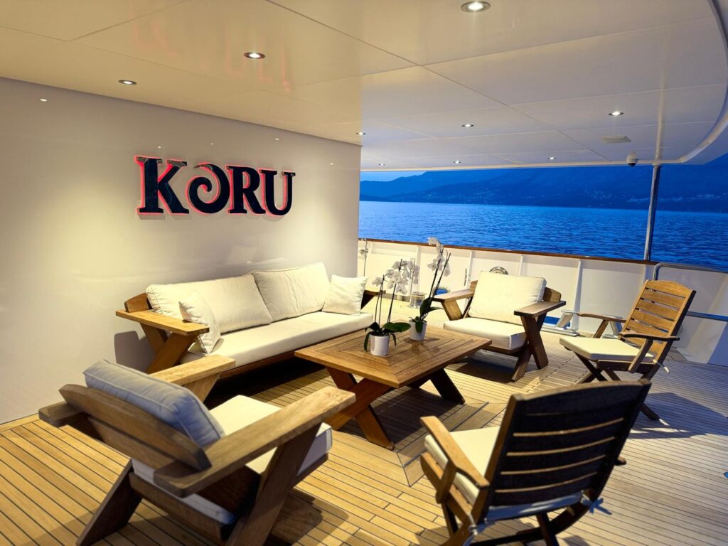Superyacht-Koru-bezos-charter-koru-yacht