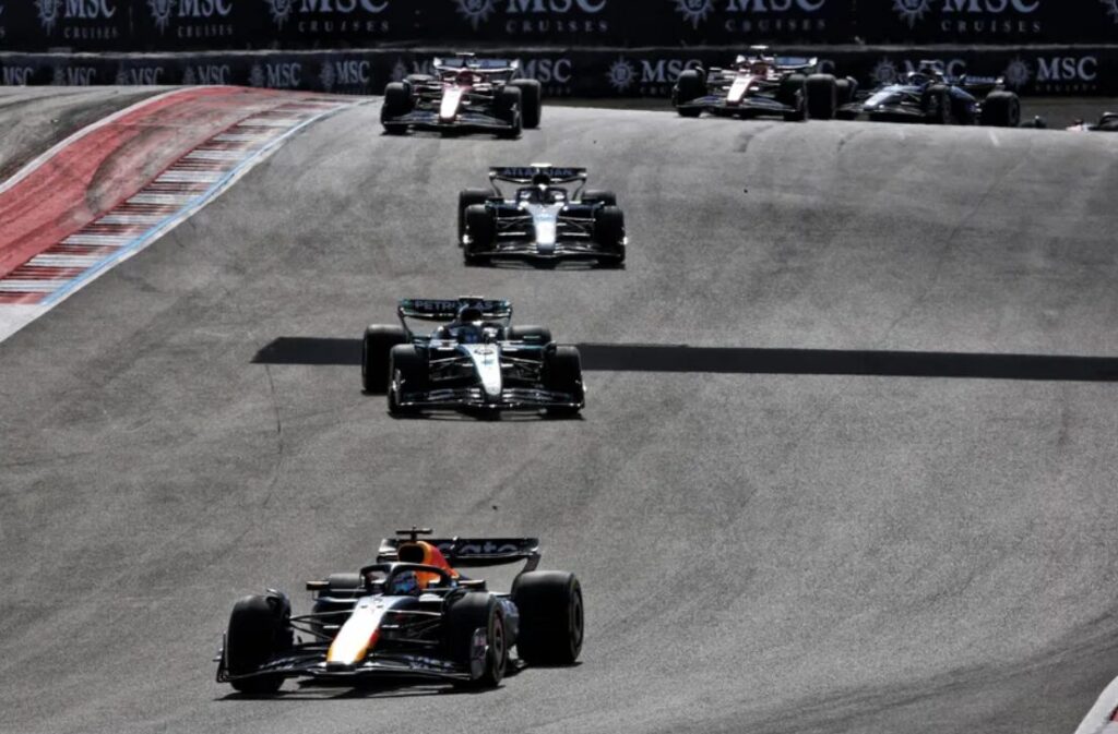 o-max-verstappen-proeidopoiei-ti-mclaren-meta-ton-thriamvo-tou-sto-us-gp