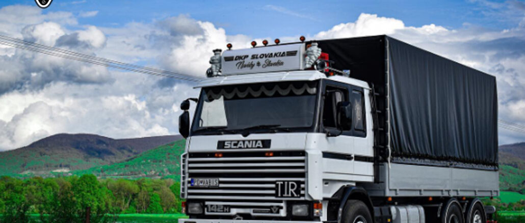 Closeup shot of a male holding his motorcycle helmet with a blurred background | ENGINE POWER v8-tou-scania-142h-tesla-semi-apo-to-scania-142h-sto-ilektriko-tesla-semi-i-metavasi-pou-tromazei-tous-palious-truck