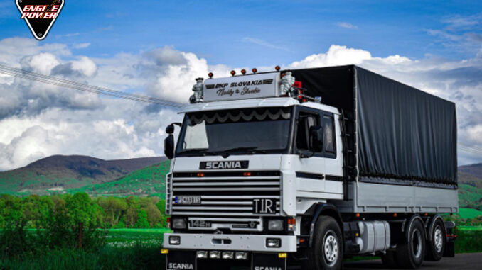 Closeup shot of a male holding his motorcycle helmet with a blurred background v8-tou-scania-142h-tesla-semi-apo-to-scania-142h-sto-ilektriko-tesla-semi-i-metavasi-pou-tromazei-tous-palious-truck