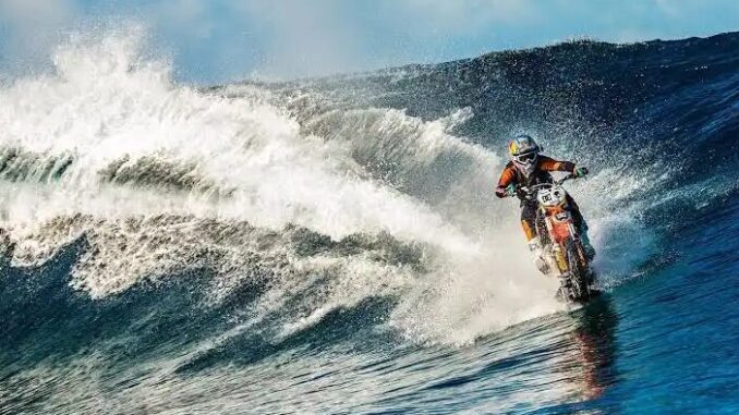 afieroma-robbie-maddison-o-anthropos-pou-petaxe-me-michani