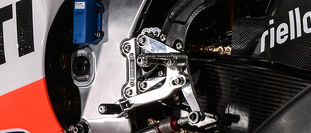 pos-leitourgei-to-seamless-downshift-blipper-sto-motogp-to-systima-pou-kanei-tis-katevaseis-pio-grigores-apo-anthropino-antanaklastiko