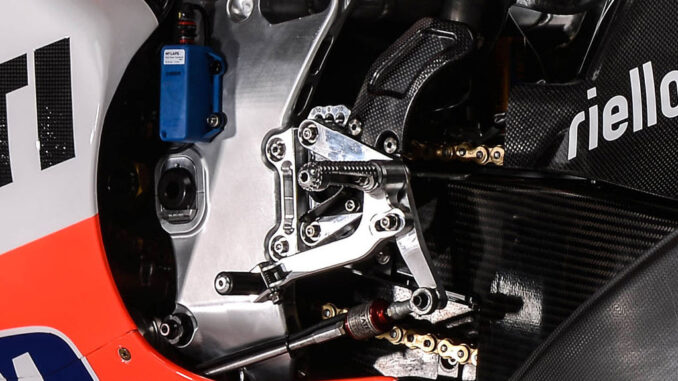 pos-leitourgei-to-seamless-downshift-blipper-sto-motogp-to-systima-pou-kanei-tis-katevaseis-pio-grigores-apo-anthropino-antanaklastiko 1 pos-leitourgei-to-seamless-downshift-blipper-sto-motogp-to-systima-pou-kanei-tis-katevaseis-pio-grigores-apo-anthropino-antanaklastiko