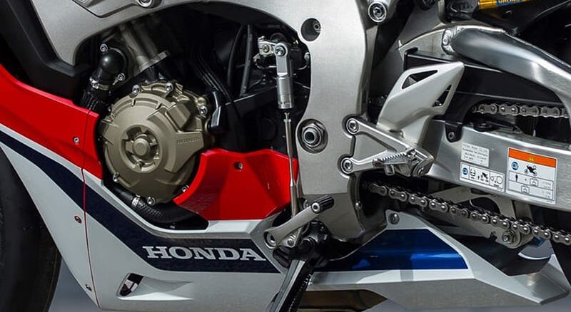 ti-einai-to-quickshifter-pos-allazoun-tachytita-oi-sygchrones-motosykletes-choris-syblekti-kai-choris-na-kovoun-gkazi