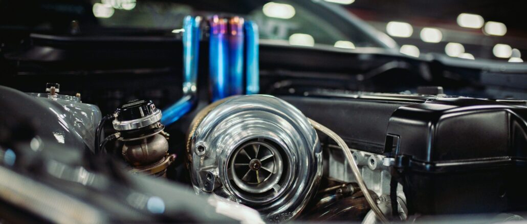 ti-einai-to-turbo-lag-kai-giati-exafanizetai-sta-sygchrona-moter-i-alitheia-piso-apo-to-turbo-ton-supercars