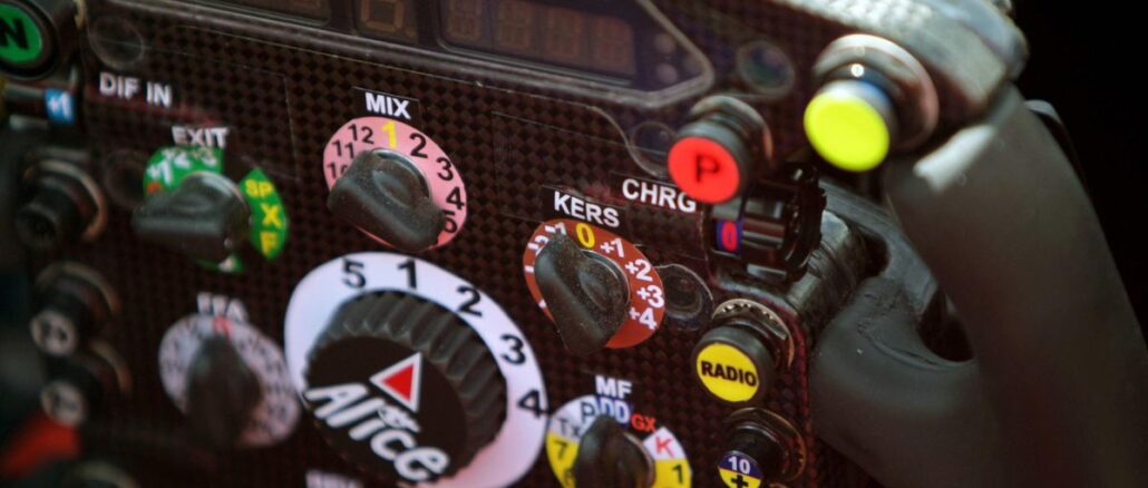 ti-kryvetai-sena-monothesio-tis-f1