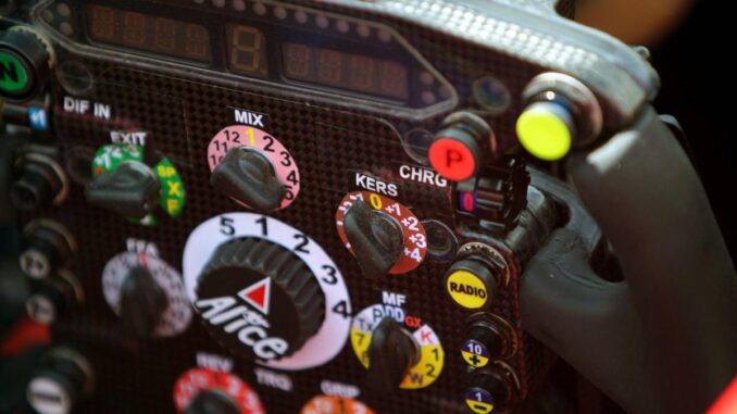 ti-kryvetai-sena-monothesio-tis-f1