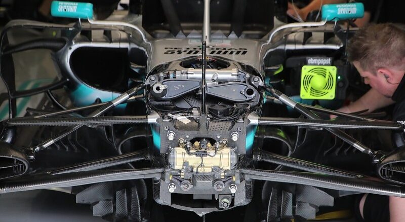 to-heave-spring-tis-formula-1-to-kryfo-trito-amortiser-pou-elegchei-tin-katheti-statherotita-tou-monothesiou