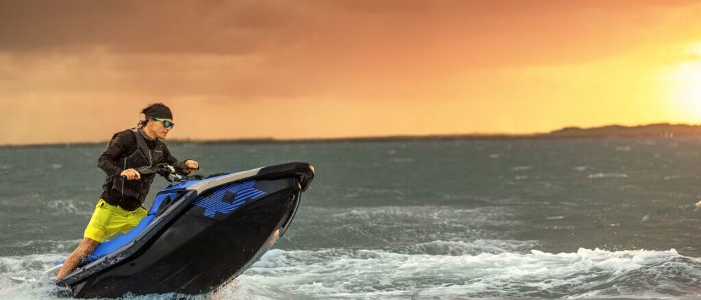 to-trim-sto-jet-ski-o-mystikos-mochlos-pou-allazei-ti-gonia-tou-skafous-kai-kathorizei-an-petas-i-vouliazeis-sta-kymata