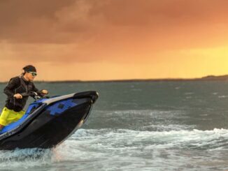 to-trim-sto-jet-ski-o-mystikos-mochlos-pou-allazei-ti-gonia-tou-skafous-kai-kathorizei-an-petas-i-vouliazeis-sta-kymata