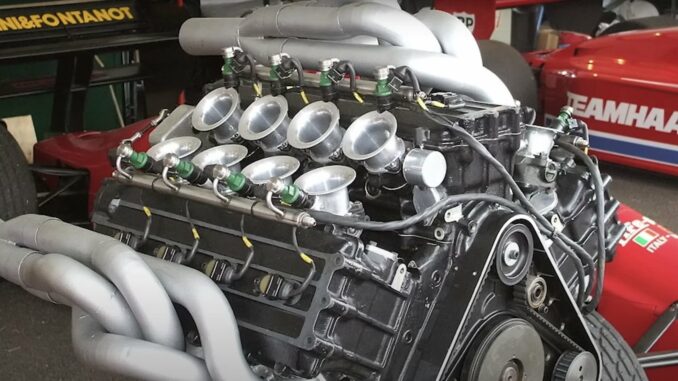 i-anodos-kai-ptosi-ton-v10-sti-formula-1-o-pio-thrylikos-ichos-pou-gennise-mia-olokliri-epochi-tachytitas