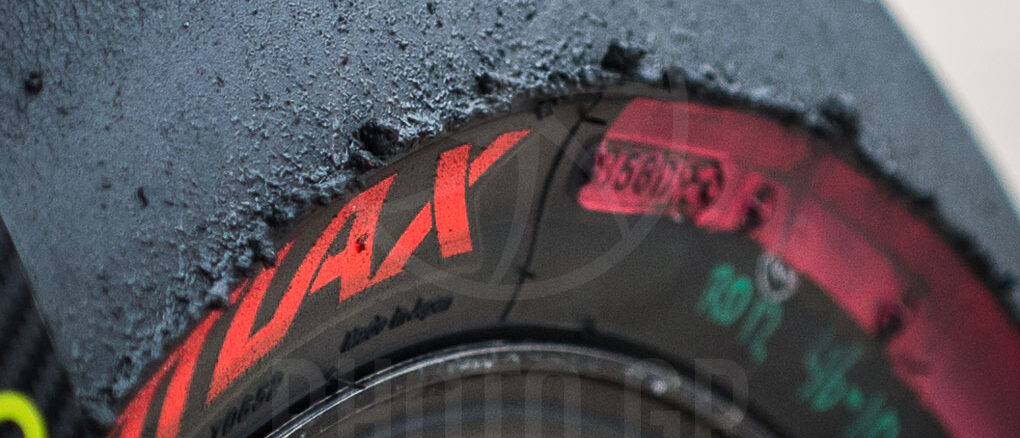 i-thermokrasia-ton-elastikon-sto-motogp-o-aoratos-echthros-pou-metatrepei-mia-teleia-motosykleta-se-patinaz