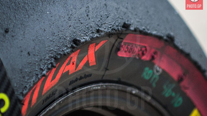 i-thermokrasia-ton-elastikon-sto-motogp-o-aoratos-echthros-pou-metatrepei-mia-teleia-motosykleta-se-patinaz