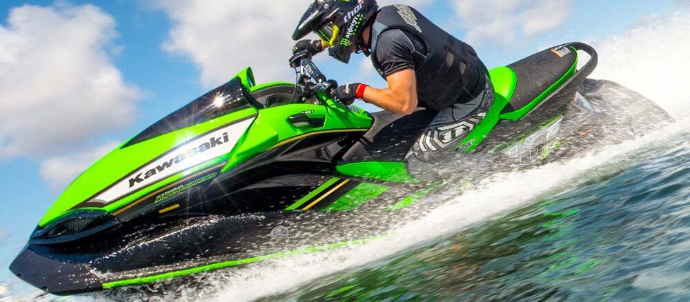 ta-pio-grigora-jet-ski-ston-kosmo-den-einai-apla-paichnidia-paralias