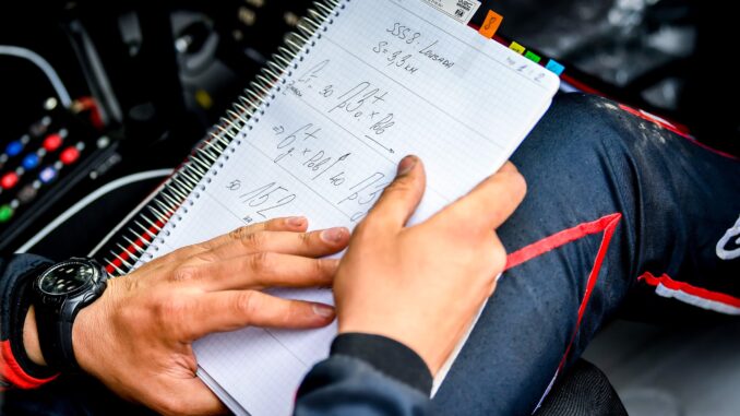 ta-spotter-notes-sto-wrc-pos-oi-odigoi-tou-wrc-prin-ti-dekaetia-tou-80-etrechan-choris-synodigo-kai-eftiachnan-simeioseis-me-to-myalo