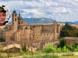 valentino-rossi-i-chrysi-vila-stin-tavullia-kai-to-doro-mamouth-stin-francesca-to-prive-parti-tis-vr46-academy-kai-i-ekplixi-pou-sygkinise-tin-italia