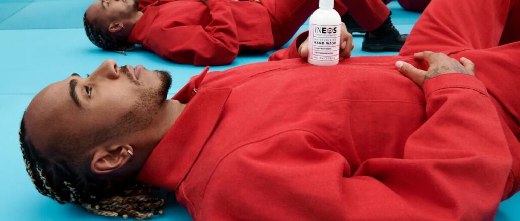 lewis-hamilton-to-digital-detox-sta-chionia-kai-i-profitiki-dilosi-gia-ti-ferrari-to-2026-einai-to-etos-tou-alogou