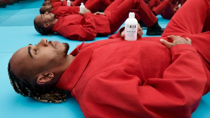 lewis-hamilton-to-digital-detox-sta-chionia-kai-i-profitiki-dilosi-gia-ti-ferrari-to-2026-einai-to-etos-tou-alogou