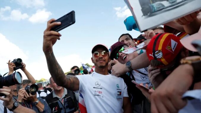 lewis-hamilton-to-digital-detox-sta-chionia-kai-i-profitiki-dilosi-gia-ti-ferrari-to-2026-einai-to-etos-tou-alogou