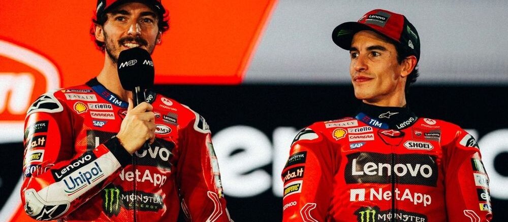 marc-marquez-vs-pecco-bagnaia-o-emfylios-tis-ducati-xekina-prin-tin-proti-ekkinisi-tou-2026-to-paraskinio-sto-gkaraz-kai-i-stratigiki-tou-gigi-dalligna