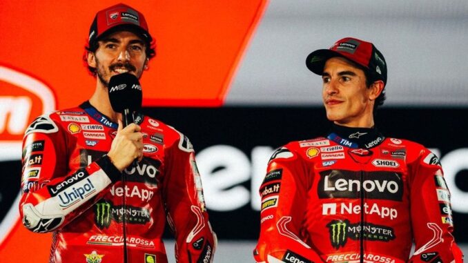 marc-marquez-vs-pecco-bagnaia-o-emfylios-tis-ducati-xekina-prin-tin-proti-ekkinisi-tou-2026-to-paraskinio-sto-gkaraz-kai-i-stratigiki-tou-gigi-dalligna