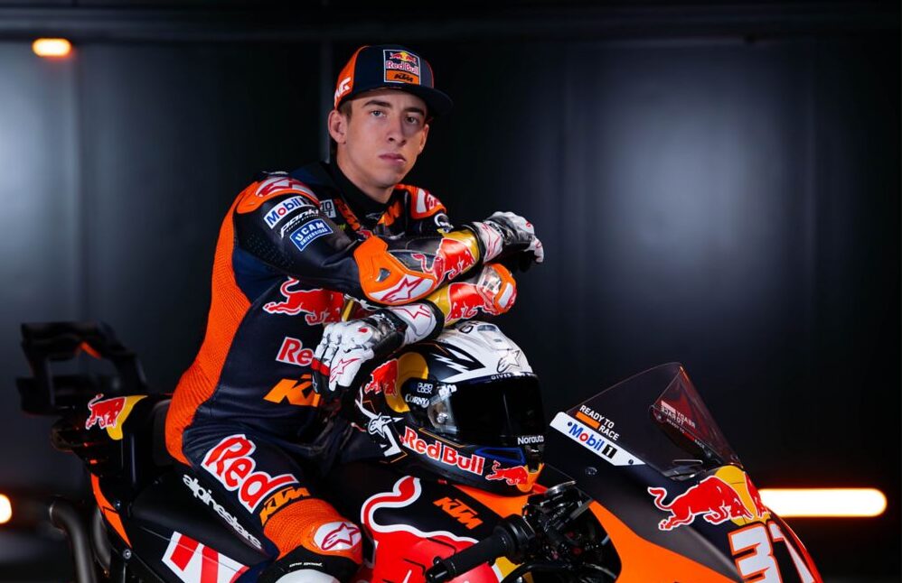 pedro-acosta-ktm-factory-2026-o-tyfonas-erchetai-na-sarosei-to-motogp-i-techniki-analysi-tis-rc16-kai-to-kynigi-tou-marc-marquez