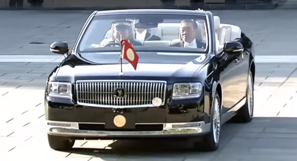 toyota-century-royal-to-apagorevmeno-palati-tou-iapona-aftokratora