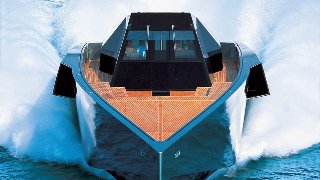 wallypower-118-to-stealth-superyacht-pou-emoiaze-me-machitiko-jet