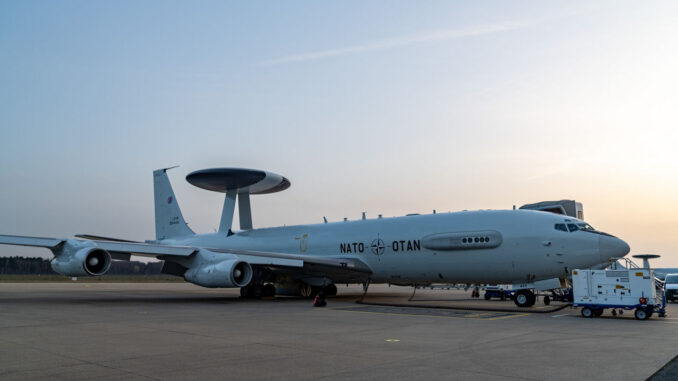 Αεροσκάφος E-3A AWACS με δίσκο ραντάρ στη βάση Geilenkirchen. AWACS: Η ιστορία των ιπτάμενων κέντρων επιτήρησης | Engine Power. Φωτογραφία: NATO.
