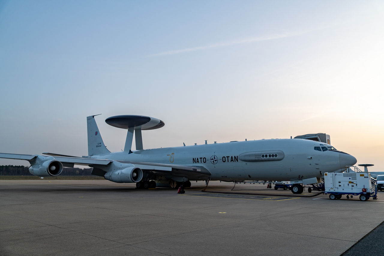 Αεροσκάφος έγκαιρης προειδοποίησης E-3 Sentry με τον χαρακτηριστικό δίσκο του ραντάρ πάνω από την άτρακτο