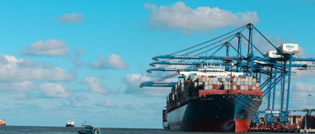 Εμπορικό πλοίο σε λιμάνι σχετικό με ballast water treatment και διαχείριση νερού έρματος