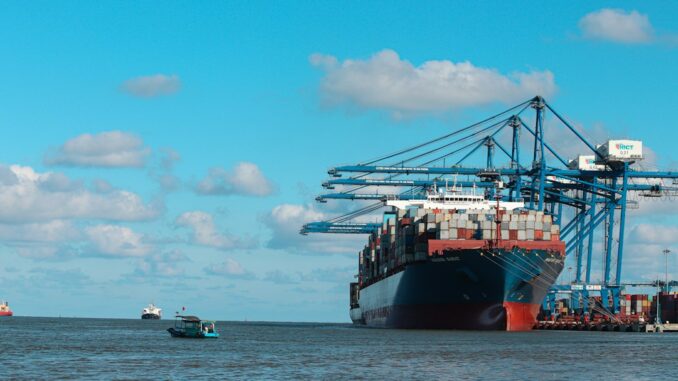 Εμπορικό πλοίο σε λιμάνι σχετικό με ballast water treatment και διαχείριση νερού έρματος