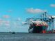 Εμπορικό πλοίο σε λιμάνι σχετικό με ballast water treatment και διαχείριση νερού έρματος