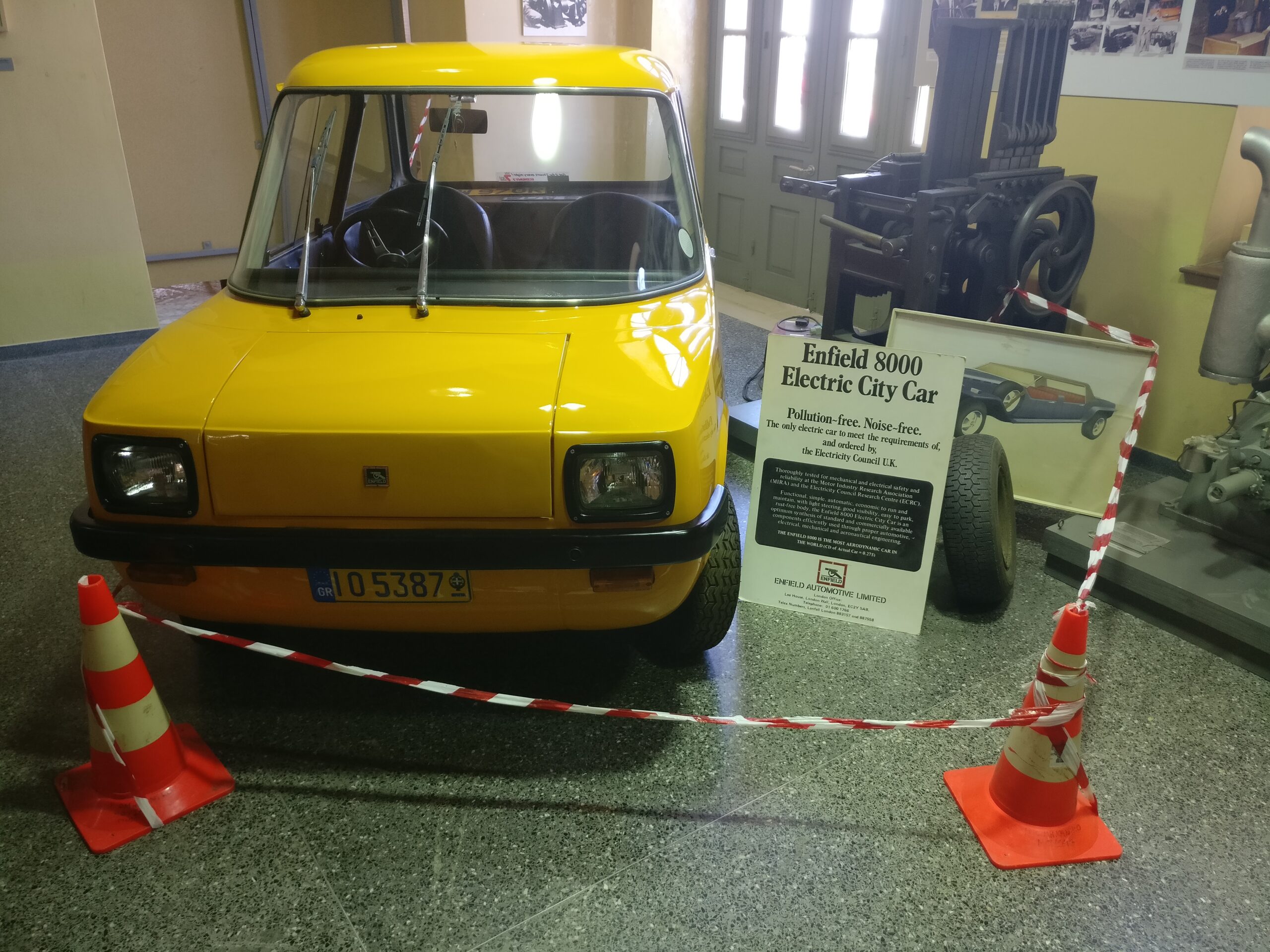 Πραγματικό Enfield 8000 ηλεκτρικό αυτοκίνητο στο Βιομηχανικό Μουσείο Ερμούπολης στη Σύρο