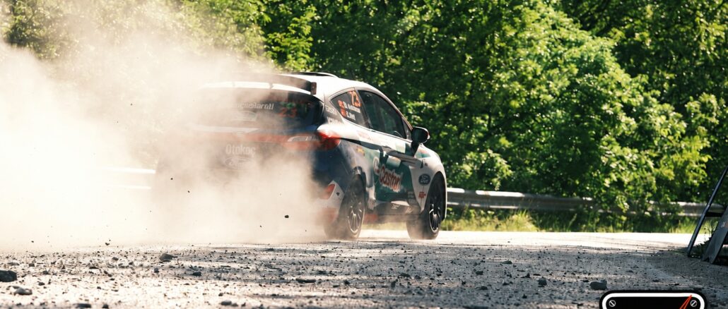 Anti-lag στο WRC: αγωνιστικό αυτοκίνητο ράλι σε δρόμο με σκόνη και λογότυπο Engine Power