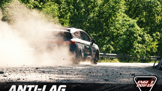 Anti-lag στο WRC: αγωνιστικό αυτοκίνητο ράλι σε δρόμο με σκόνη και λογότυπο Engine Power