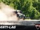 Anti-lag στο WRC: αγωνιστικό αυτοκίνητο ράλι σε δρόμο με σκόνη και λογότυπο Engine Power