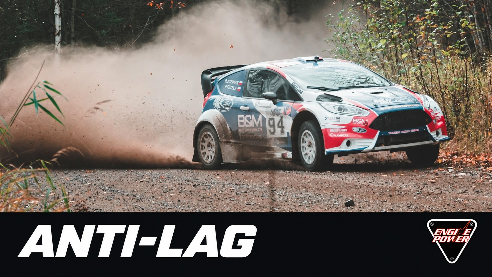 Anti-lag στο WRC: αγωνιστικό Ford Fiesta σε χαλίκι με λογότυπο Engine Power