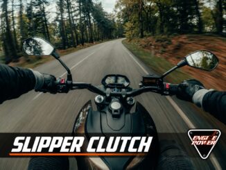 Slipper clutch: αναβάτης μοτοσυκλέτας σε δασικό δρόμο με λογότυπο Engine Power