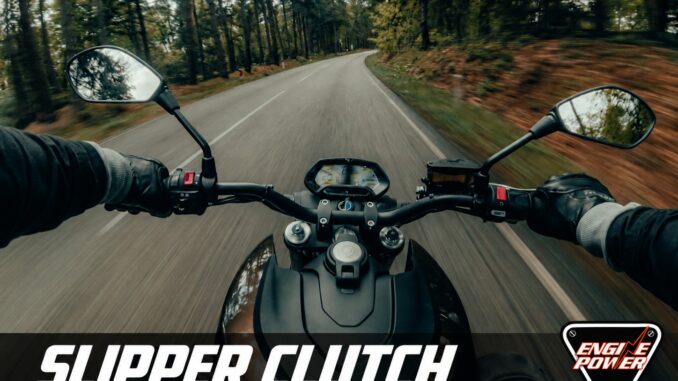 Slipper clutch: αναβάτης μοτοσυκλέτας σε δασικό δρόμο με λογότυπο Engine Power