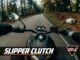 Slipper clutch: αναβάτης μοτοσυκλέτας σε δασικό δρόμο με λογότυπο Engine Power