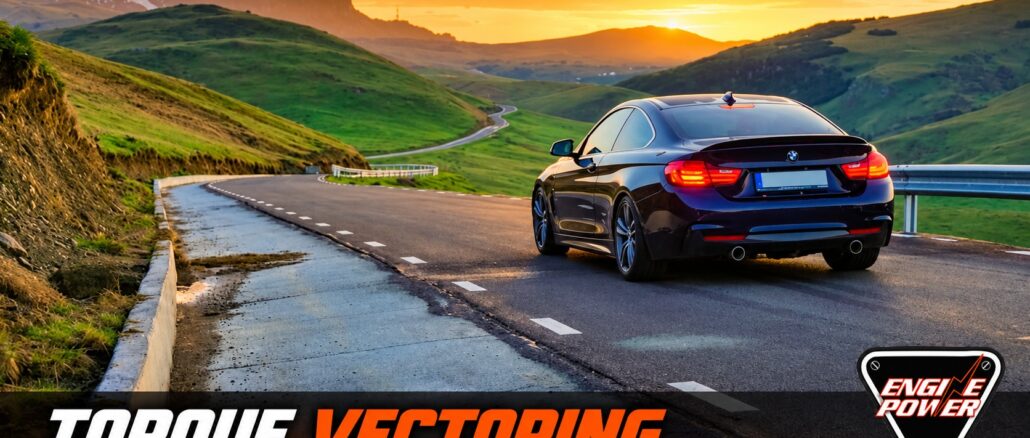 Torque vectoring: αυτοκίνητο σε ορεινό δρόμο με το λογότυπο Engine Power