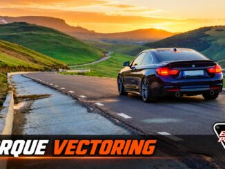 Torque vectoring: αυτοκίνητο σε ορεινό δρόμο με το λογότυπο Engine Power