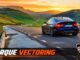 Torque vectoring: αυτοκίνητο σε ορεινό δρόμο με το λογότυπο Engine Power