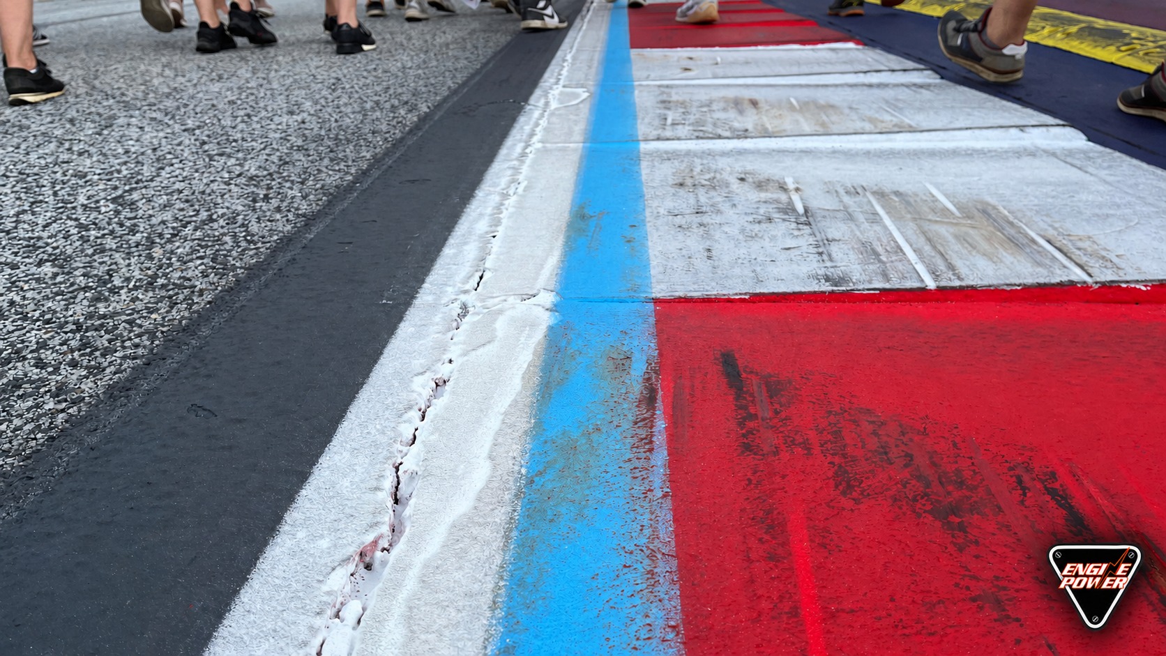 Track limits – Σημάνσεις Αυστρίας 2024 Engine Power | ENGINE POWER Track limits: λευκή γραμμή, μπλε σήμανση και κόκκινο λευκό kerb στην Αυστρία το 2024 με λογότυπο Engine Power