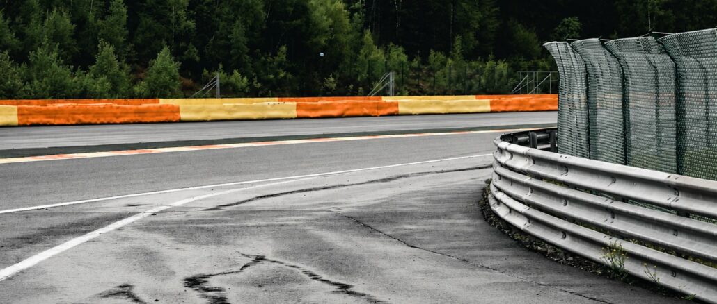 Track limits: λευκή γραμμή και kerbs σε στροφή πίστας με λογότυπο Engine Power